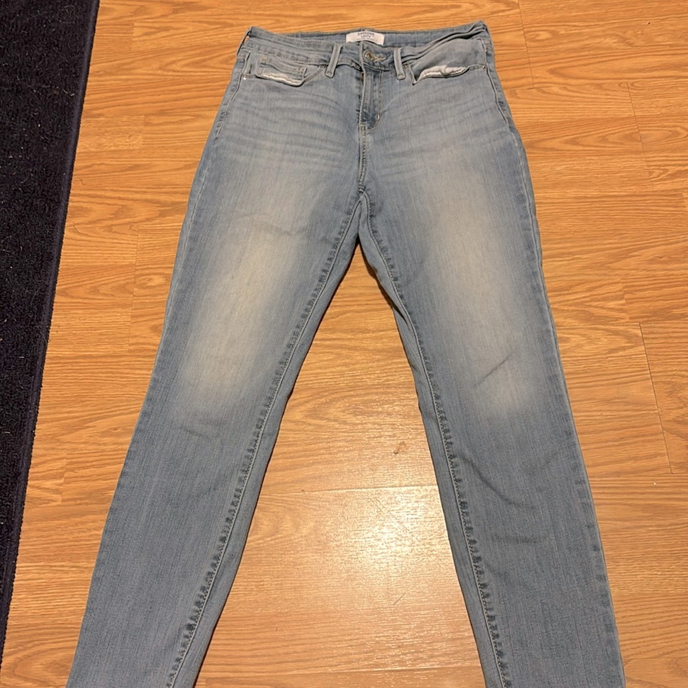 Levi’s mid-rise-skinny jeans there really comfy.